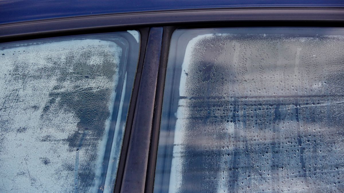 Wilgoć na szybach to znak, że autem trzeba się zająć