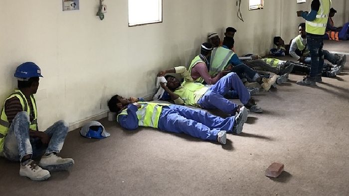 Żadnych mebli, ani działającej klimatyzacji Robotnicy w kaskach wykończeni leżą pod ścianami, niektórzy rozmawiają Smród potu i brudu wierci w nosie 