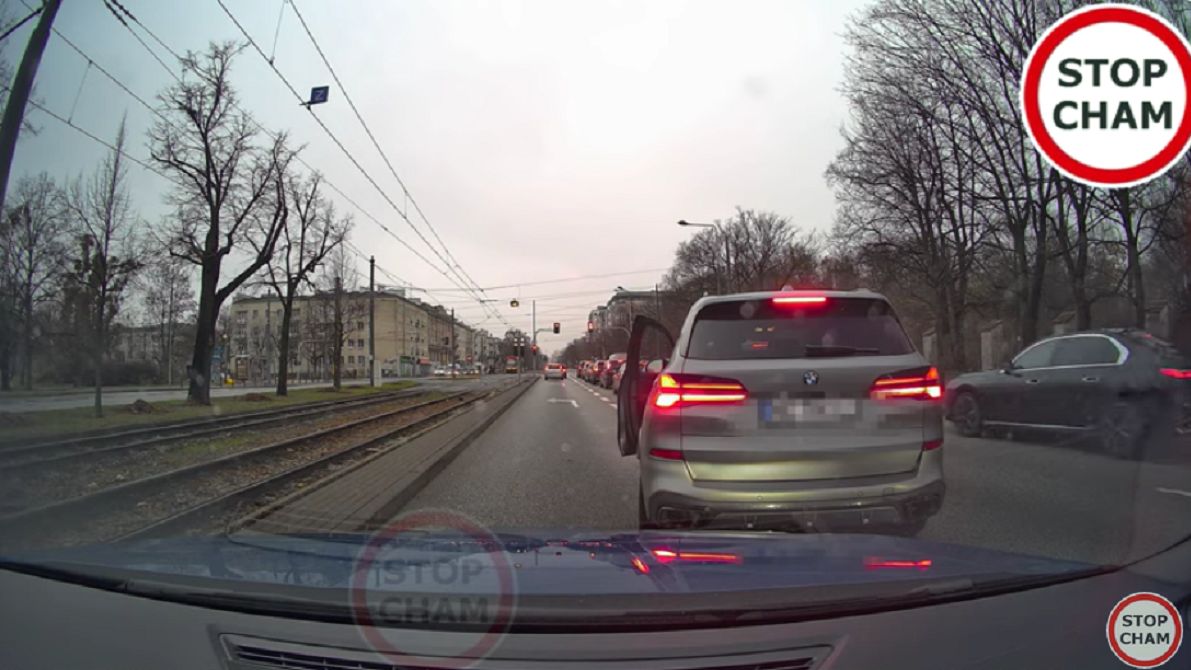 Kierowca BMW na dźwięk klaksonu się zdenerwował