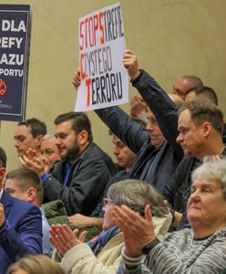 Przerwano sesję Rady Warszawy. Protestujący krzyczeli i gwizdali
