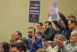 Przerwano sesję Rady Warszawy. Protestujący krzyczeli i gwizdali