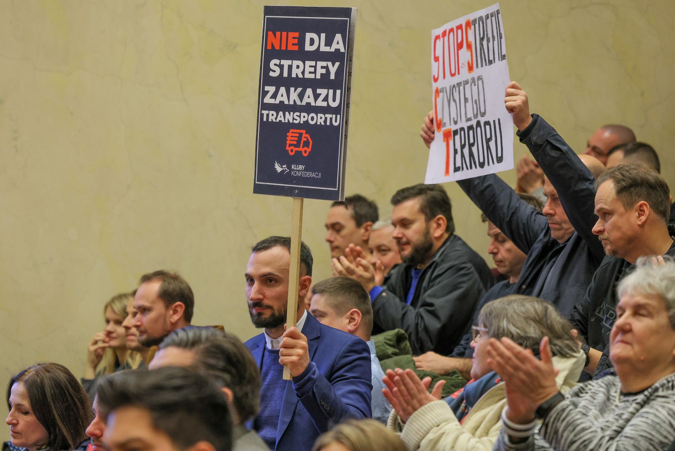 Warszawa, 07.12.2023. Przeciwnicy oraz zwolennicy utworzenia warszawskiej strefy czystego transportu wśród publiczności podczas XCI sesji Rady Warszawy w stołecznym Pałacu Kultury i Nauki, 7 bm. Według nowego projektu SCT obejmie całe dzielnice: Śródmieście, Żoliborz i Pragę Północ, prawie całą Ochotę i Pragę Południe, większość Mokotowa oraz około połowę Woli. (mr) PAP/Paweł Supernak