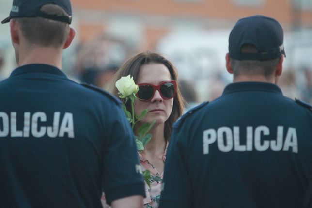 Policjanci na Krakowskim Przedmieściu w Warszawie podczas miesięcznicy katastrofy smoleńskiej.