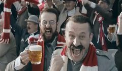 Mazur i Mecenas jako „najlepsi kibice w historii” w piłkarskim pościgu reklamują piwo Tyskie (wideo)