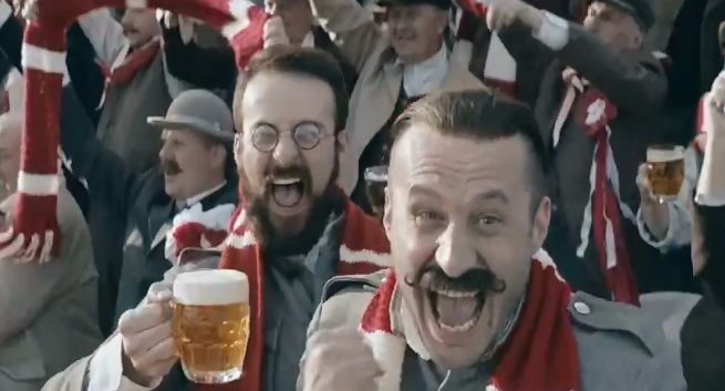 Mazur i Mecenas jako „najlepsi kibice w historii” w piłkarskim pościgu reklamują piwo Tyskie (wideo)