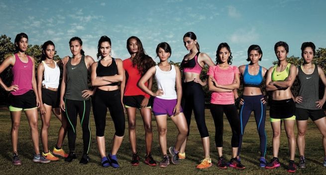 Aktywne sportowo Hinduski reklamują Nike (wideo)