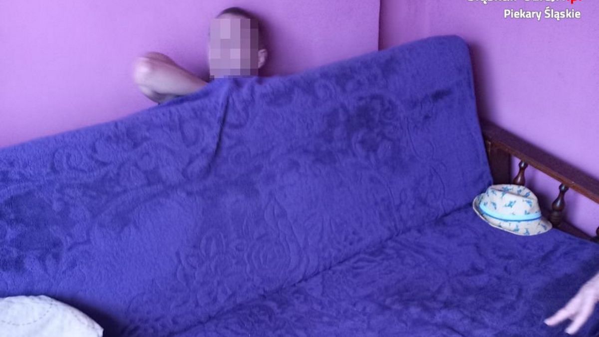 37-latek poszukiwany listem gończym wpadł, gdy policjanci przeszukiwali mieszkanie. Mężczyzna ukrył się w schowku łóżka.