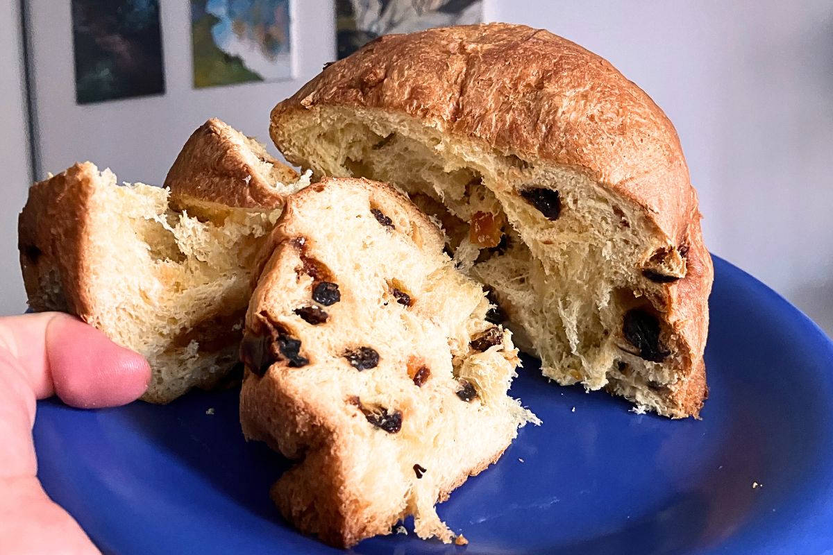 Panettone po rozkrojeniu