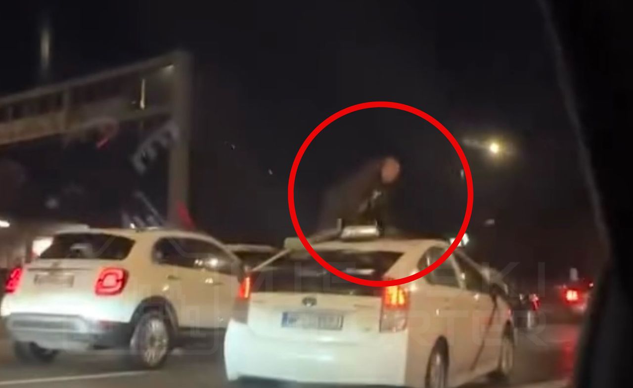 Nagle wskoczył na jadące auto. Przerażający widok z warszawskiej Woli