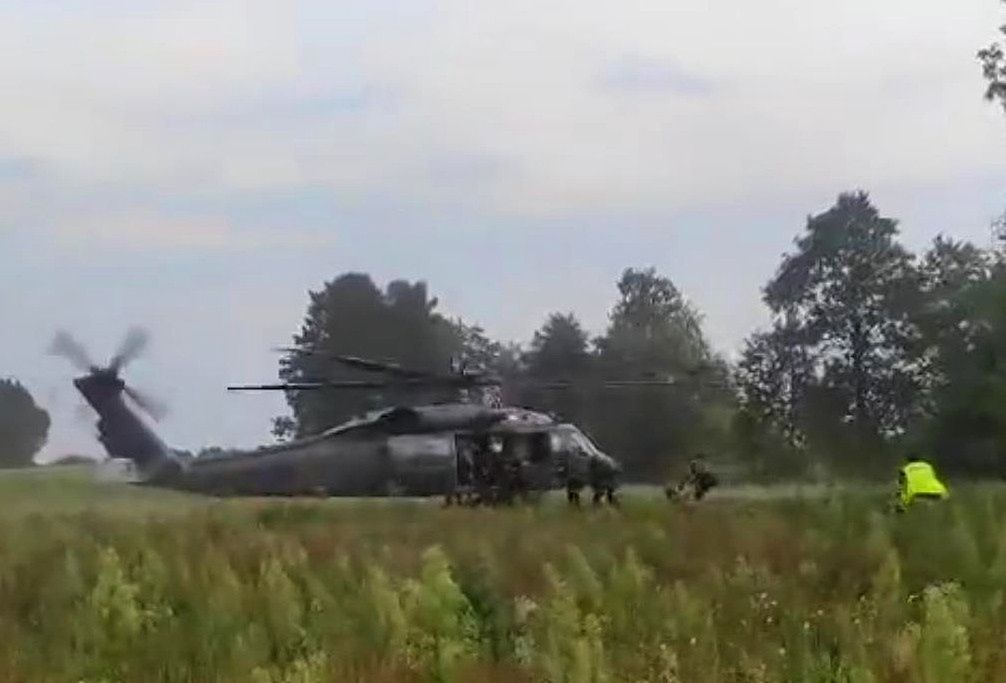 Policjanci trenowali siłowe wejście do domu. Na fot. ewakuacja antyterrorystów śmigłowcem