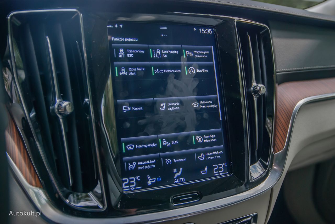 Ekran multimediów w nowych Volvo. Niestety, odciski palców bardzo ciężko jest usunąć