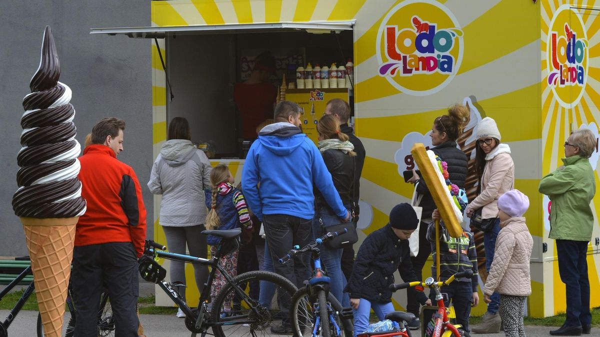 Często przed wejściami galerii handlowych możemy spotkać budki z lodami Lololandii. Kolejki do nich są coraz większe