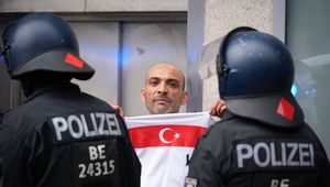 Gorąco w Berlinie. Policja przerwała marsz kibiców Turcji