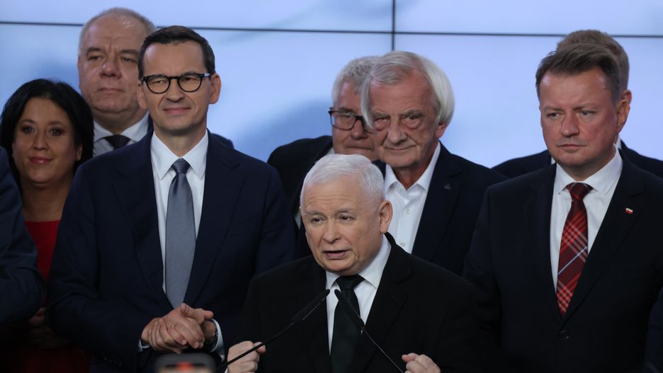 WARSAW, POLAND - OCTOBER 15: Jaroslaw Kaczynski (C), leader of the ruling national conservative Law and Justice party (PiS), speaks to supporters at PiS headquarters following initial results in Polish parliamentary elections as Polish Prime Minister Mateusz Morawiecki (L) and Polish Defence Minister Mariusz Blaszczak (R) look on on October 15, 2023 in Warsaw, Poland. Poles have been voting today to decide whether PiS will govern for a third consecutive term or whether a coalition of center-left, pro-European parties will be given the opportunity to form a government. Also on the ballot is a referendum introduced by the current government over EU migration reform. (Photo by Sean Gallup/Getty Images)