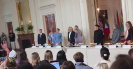 Dziennikarz TVN pokazał kulisy. Był na wystąpieniu Nawrockiej