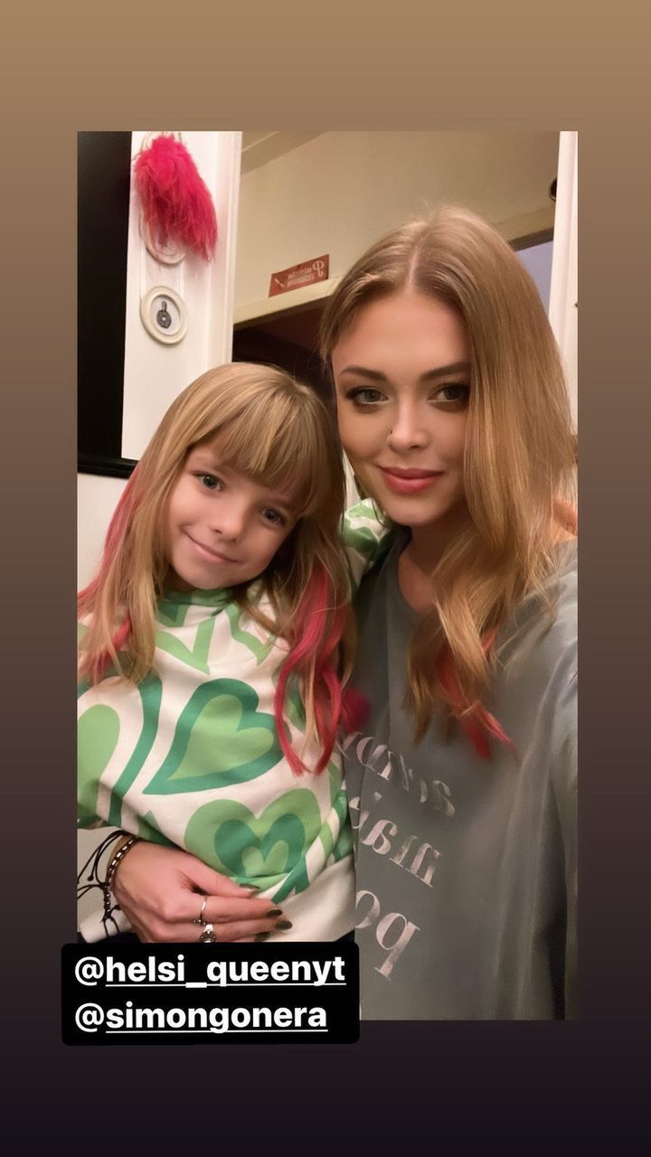 Joanna Opozda z różowymi końcówkami