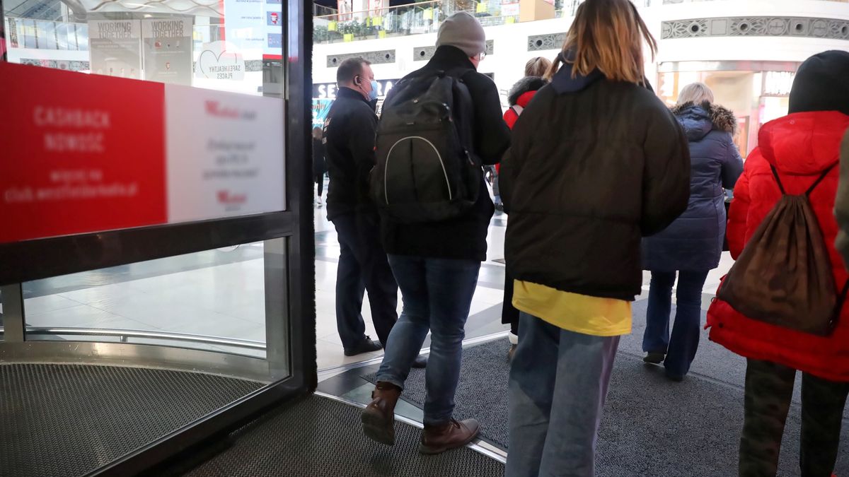 Klienci podczas zakupów w jednej z galerii handlowych w Warszawie