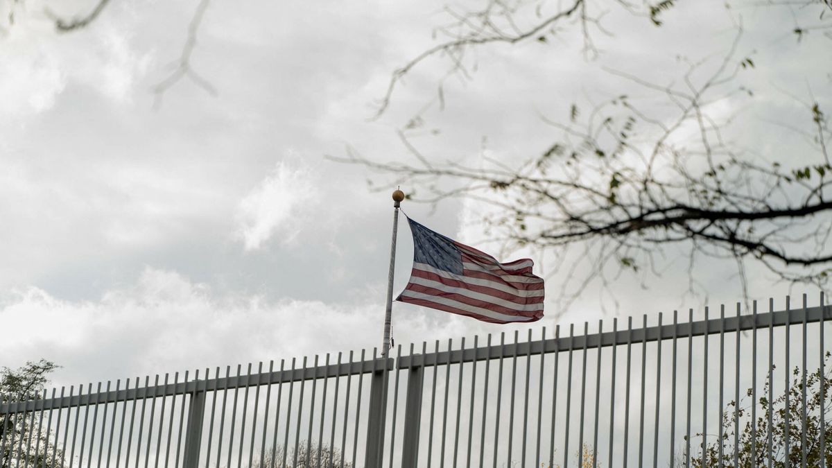 Flaga przed ambasadą w Kijowie