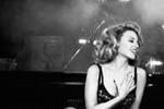 ''Walking on Sunshine'': Kylie Minogue spaceruje po słońcu