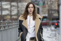 STREET STYLE: Skórzana kurtka z kożuszkiem i białe detale