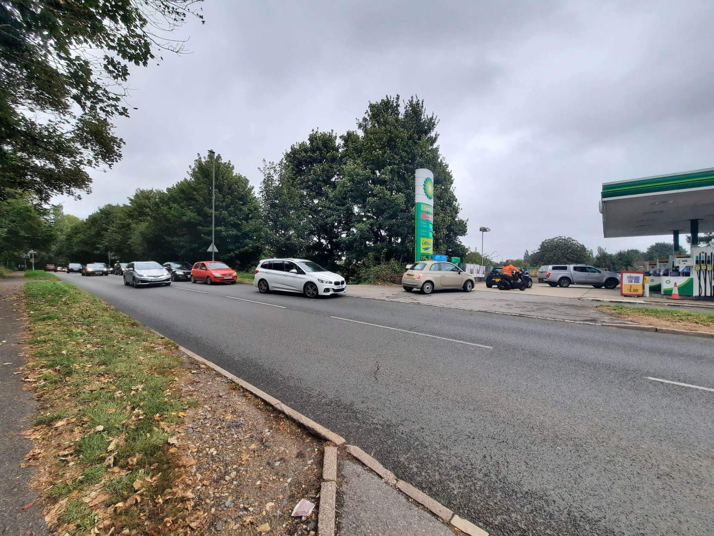 Kolejka na stację paliw w hrabstwie Surrey przed kilkoma dniami