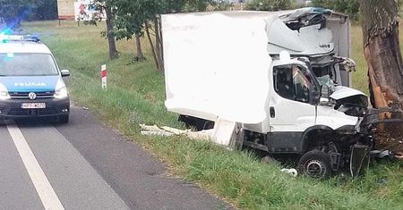 Zjechał prosto w drzewo. Zakleszczony mężczyzna nie żyje
