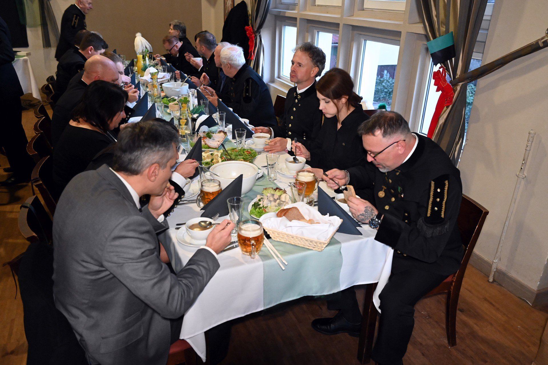 Górnicy podczas Barbórkowej Biesiady w Plejadzie w Kielcach - wspólne świętowanie po pochodzie