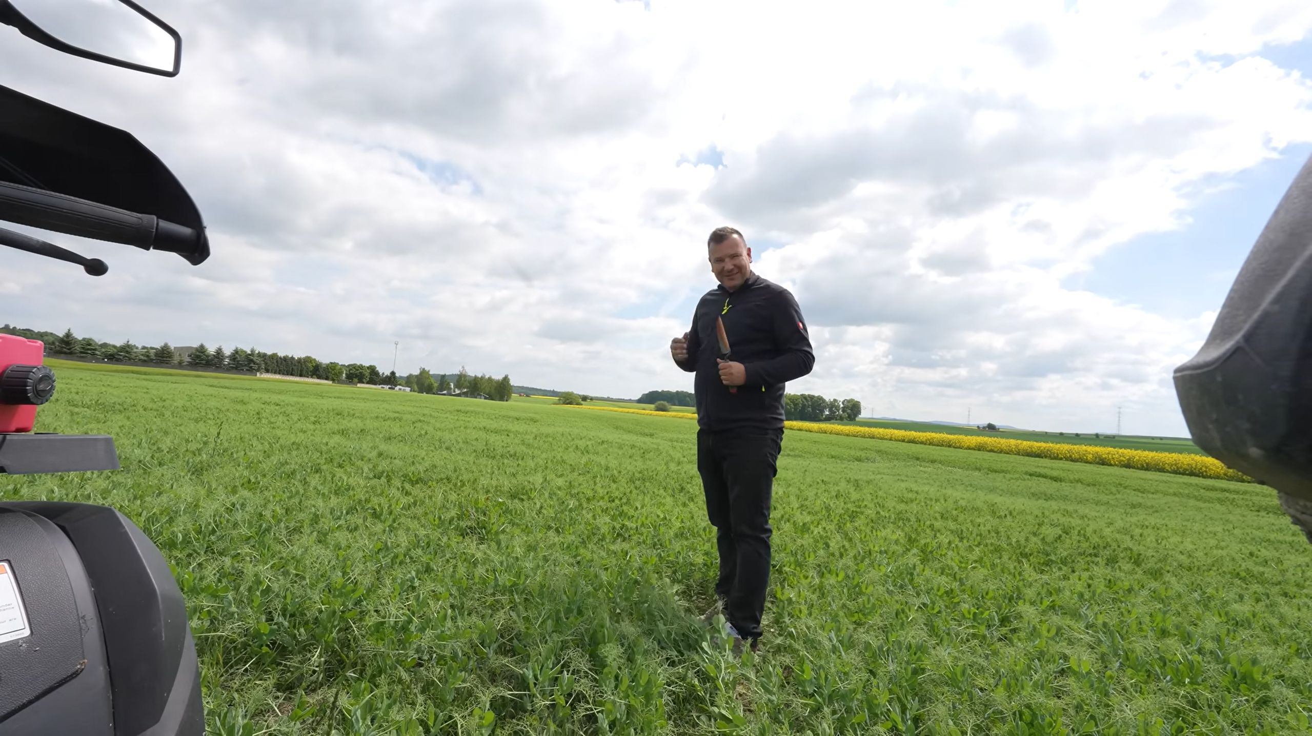 Grzegorz Bardowski z "Rolnik szuka żony" w polu
