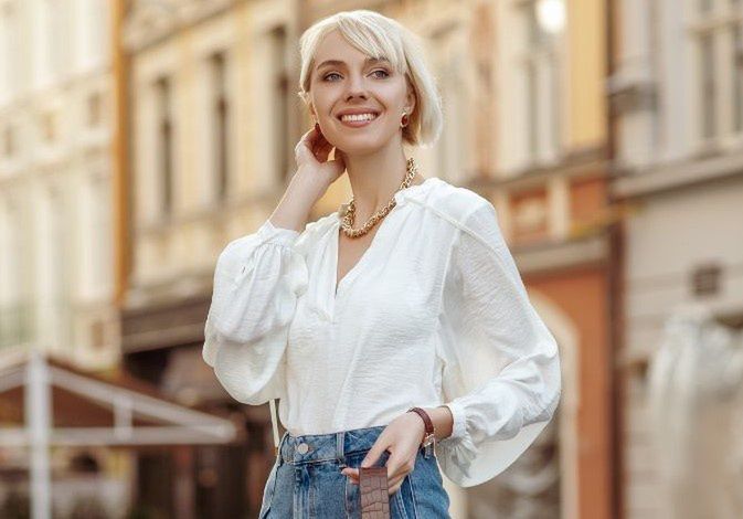 Bluzki z długim rękawem, które nigdy nie wyjdą z mody. Te modele warto mieć w swojej szafie