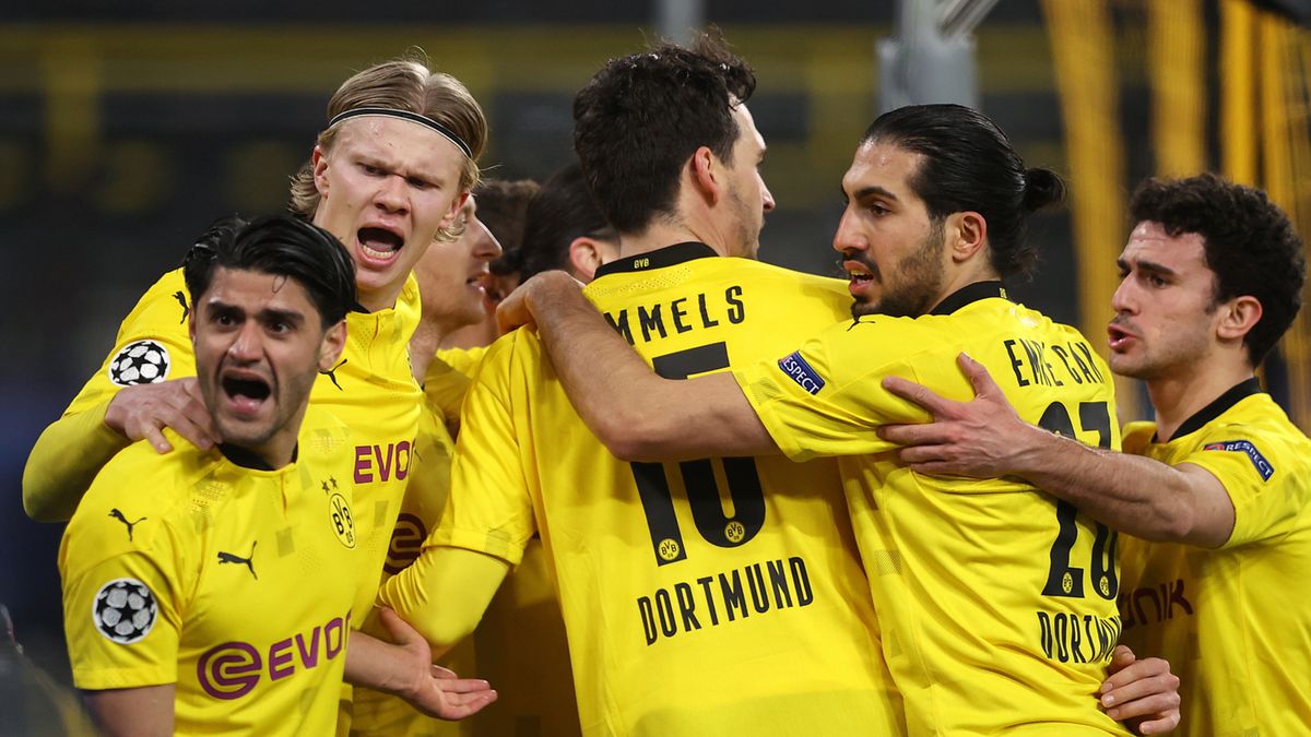 piłkarze Borussii Dortmund cieszą się z bramki Erlinga Haalanda