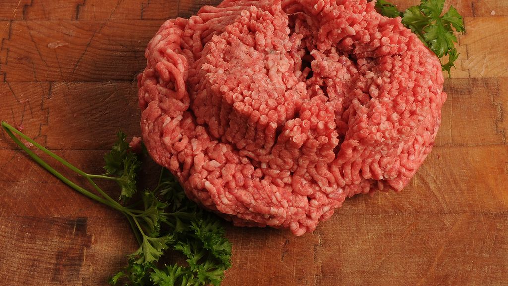 Surowe mięso mielone z wołowiny (95% mięsa, 5% tłuszczu)