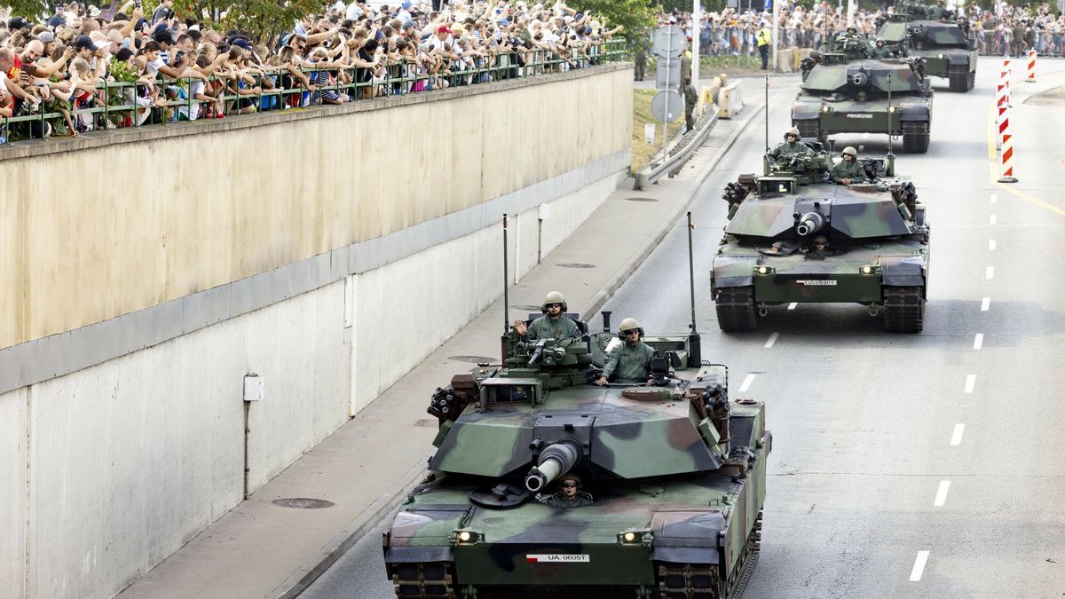 Polskie czołgi Abrams A1M1 podczas defilady z okazji Święta Wojska Polskiego, 15 sierpnia 2024 roku
