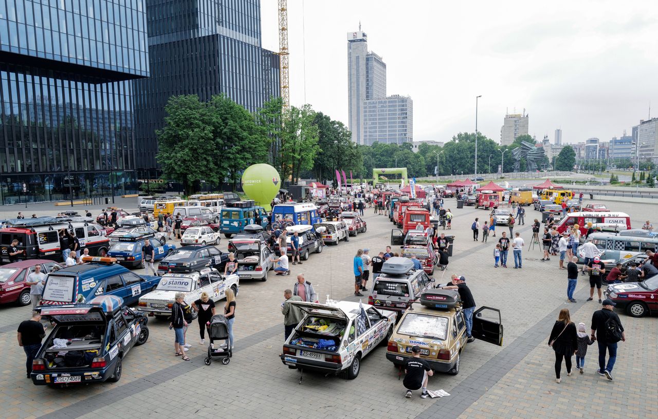 Katowice, 26.06.2021. Start największego na świecie charytatywnego rajdu zabytkowych samochodów "Złombol", 26 bm. spod katowickiego Spodka. W rajdzie z Katowic do Turcji Burhaniye, którego celem jest zbiórka pieniędzy na dzieci z domów dziecka, wyruszy 421 pojazdów komunistycznej produkcji. (mr) PAP/Andrzej Grygiel