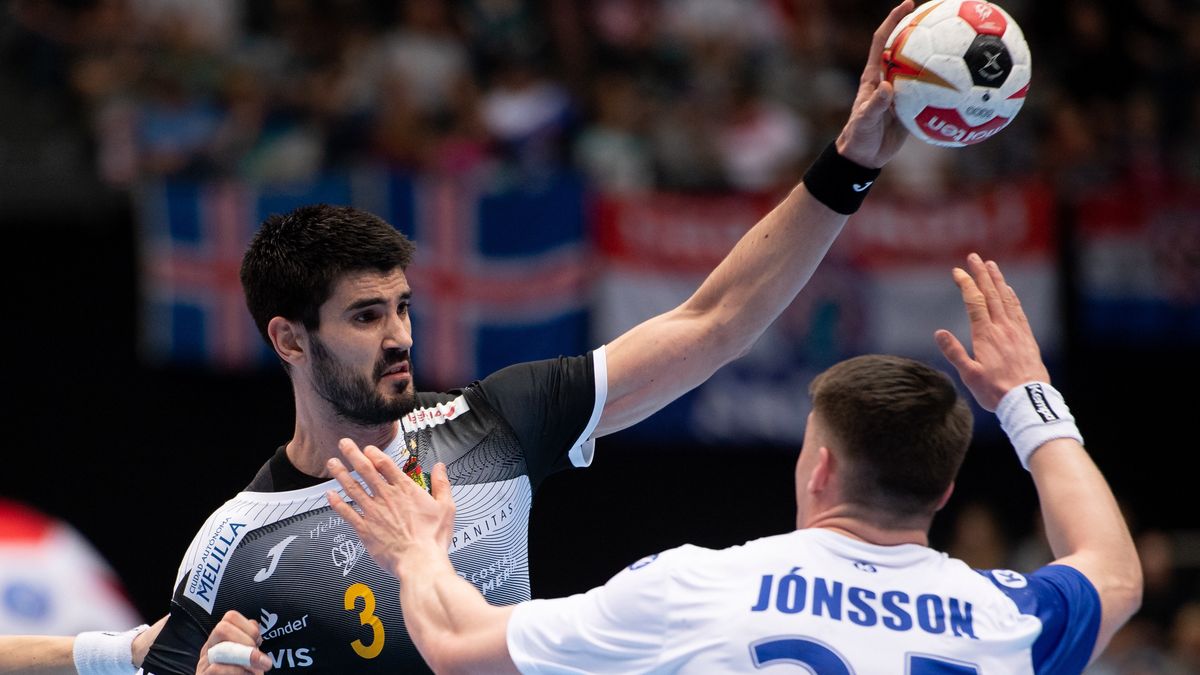 PAP/EPA / DANIEL KOPATSCH / Na zdjęciu: Eduardo Gurbindo (z lewej) i Elvar Orn Jonsson (z prawej)