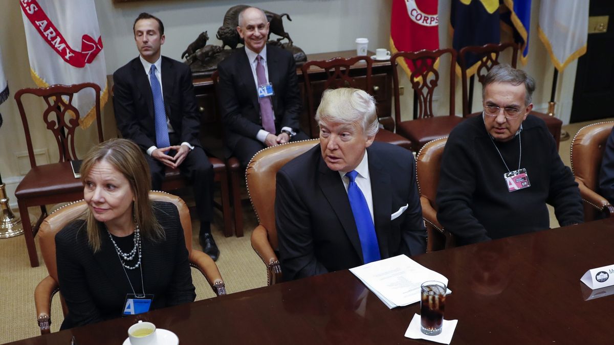 Waszyngton, 24 stycznia 2017. Od lewej: prezes GM Mary Barra, Donald Trump i prezes FCA Sergio Mrachionne.