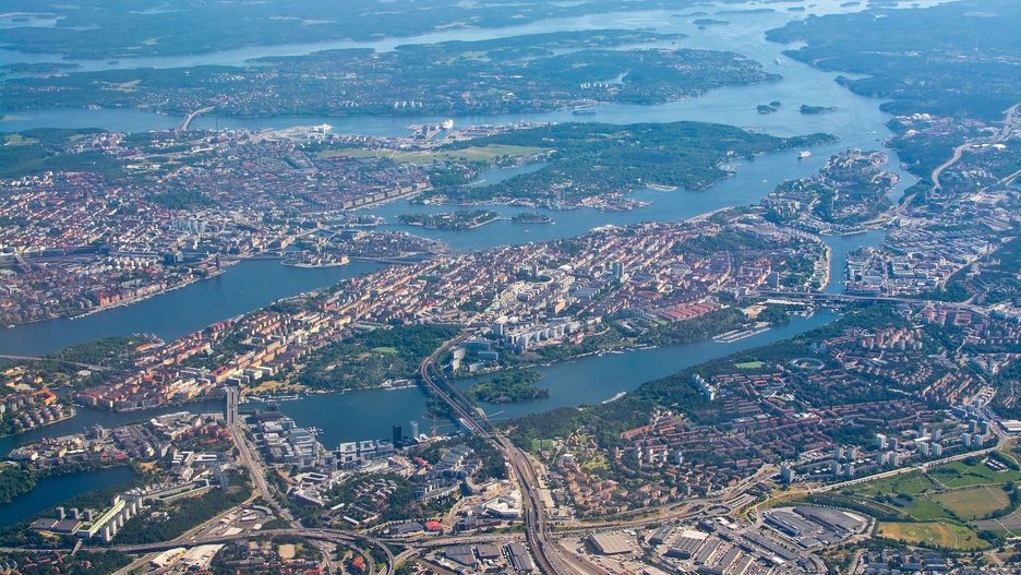 Widok na Sztokholm z okna samolotu. Polacy mają nadzieję,  że już niedługo będą mogli dostać się tam taką drogą