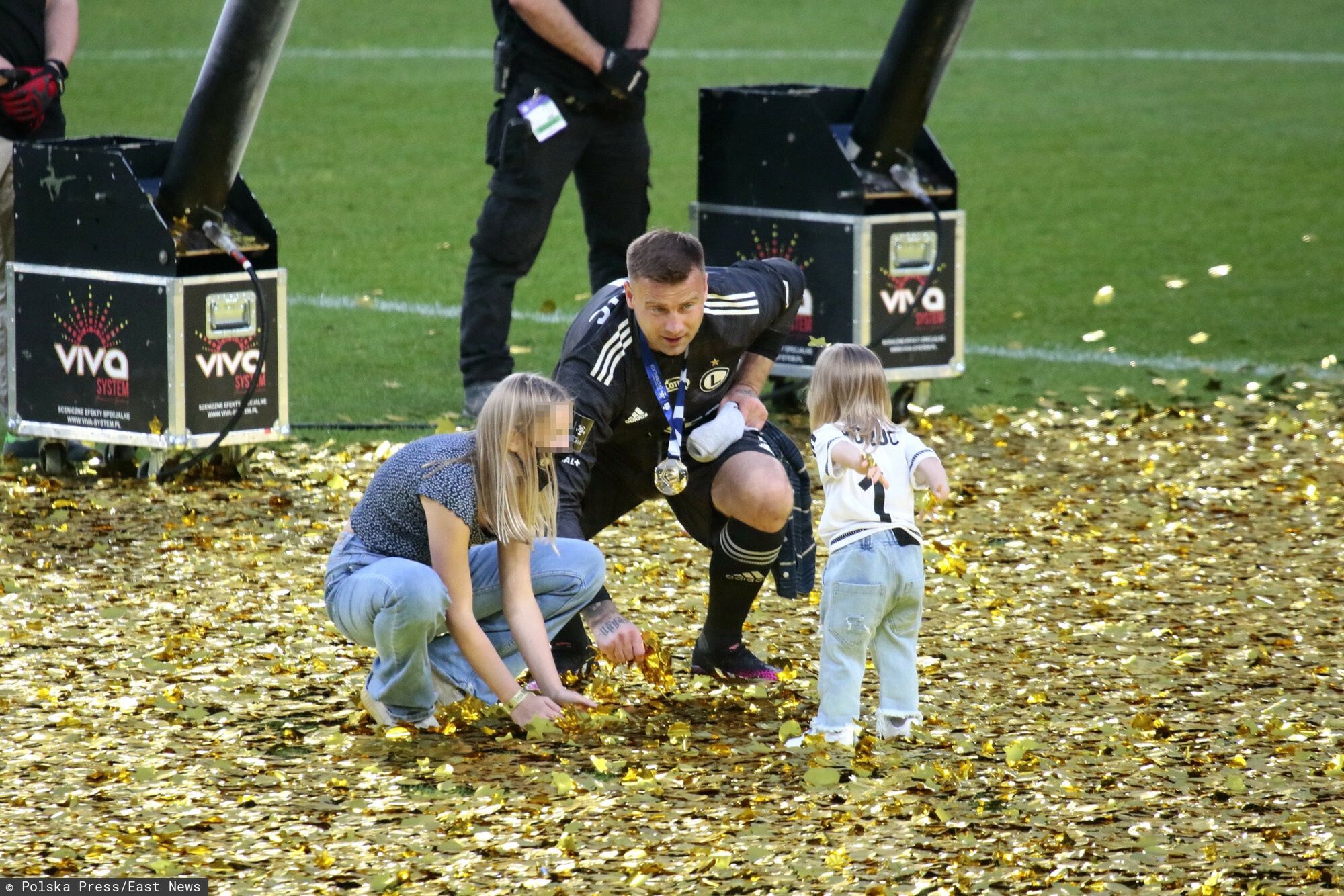 Artur Boruc świętuje wygrany mecz z synkiem