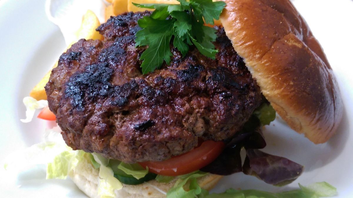 Burgery z mięsa mielonego z wołowiny (95% mięsa, 5% tłuszczu) opiekane na patelni