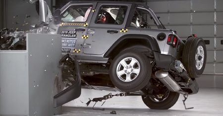 Jeep Wrangler zakończył test zderzeniowy na boku. To pierwszy taki przypadek