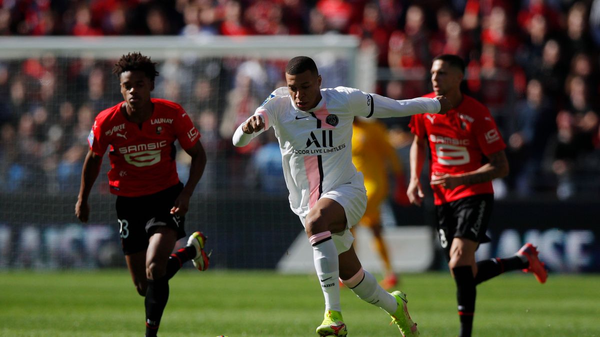 PAP/EPA / YOAN VALAT  / Na zdjęciu: Kylian Mbappe (w środku)