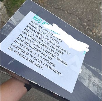 Odesłał rzeczy byłej dziewczynie. Kurier pokazał, co naklejono na przesyłce