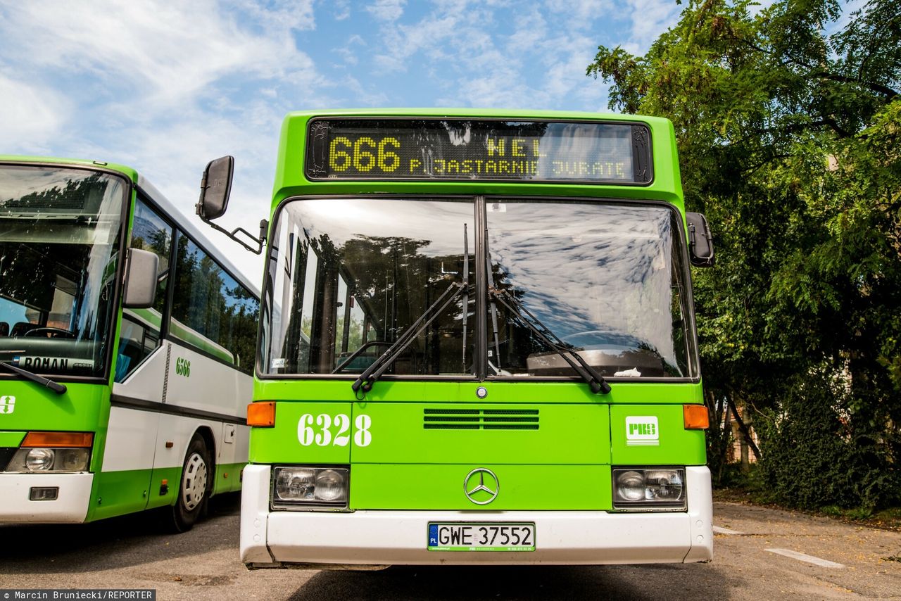 Koniec z "szatańskim" autobusem na Hel. Linia 666 przegrała z "Frondą"