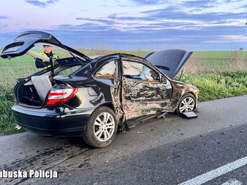 19-latek w mercedesie przecenił swoje umiejętności i rozbił się na drzewie