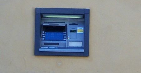 Jak bezpiecznie korzystać z bankomatów? - 5 prostych rad