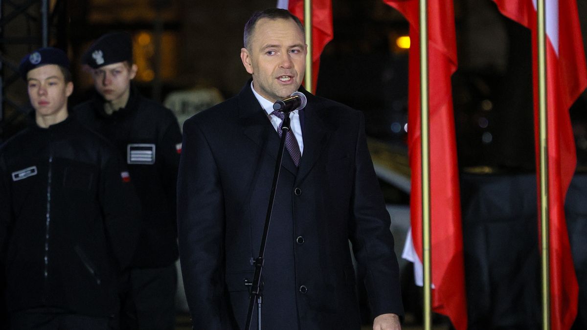 Warszawa, 13.12.2025. Prezydent RP Karol Nawrocki przemawia podczas uroczystości na Placu Marszałka Piłsudskiego w Warszawie, 13 bm. Przed Krzyżem Papieskim zapalono "Światło Wolności"w w 44. rocznicę wprowadzenia stanu wojennego. (sko) PAP/Rafał Guz