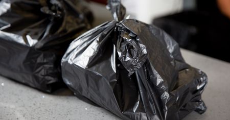 Tak rozwiążesz supeł bez rozrywania reklamówki. Prosty trik