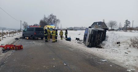 Zderzenie dwóch busów w Kujawsko-Pomorskiem. Dziewięć osób rannych