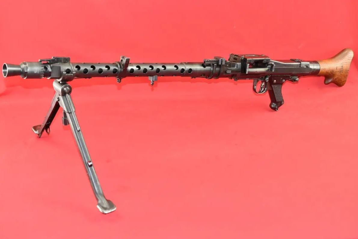 Uniwersalny karabin maszynowy MG34 wyprodukowany przez zakłady CZ Brno w 1945 roku.
