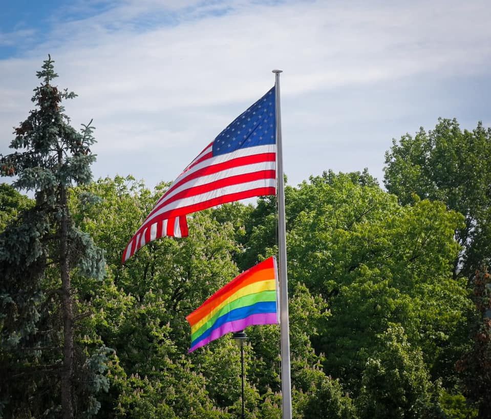 Warszawa. Czerwiec to Miesiąc Dumy LGBTQI+. Amerykańska ambasada wywiesiła z tej okazji tęczową flagę obok gwiaździstego sztandaru