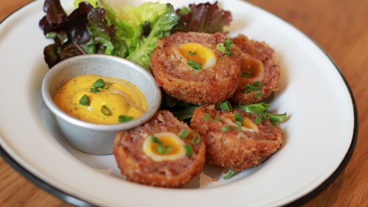 Jajka po szkocku można podawać zarówno na ciepło, jak i zimno